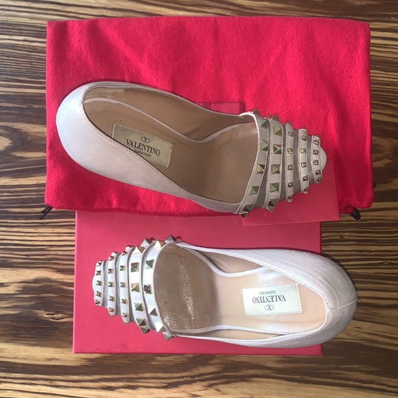 Valentino Garavani beige rockstud pump peep toe - Picture 2 of 8